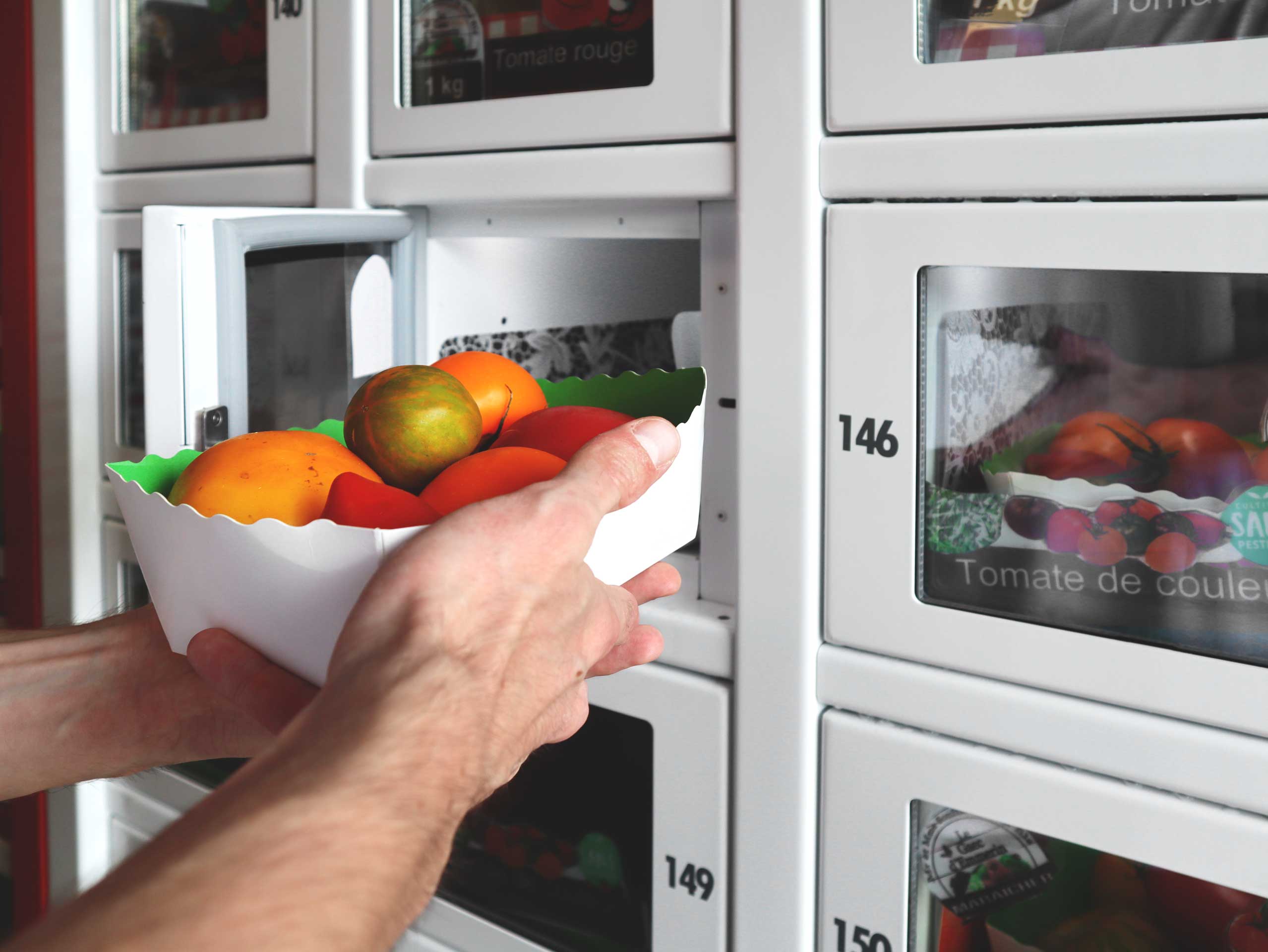 Panier fruits et légumes qui sort du casier