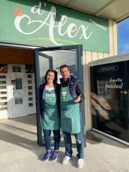 Alexandre et sa femme devant leur magasins par casiers automatiques de produits du terroir