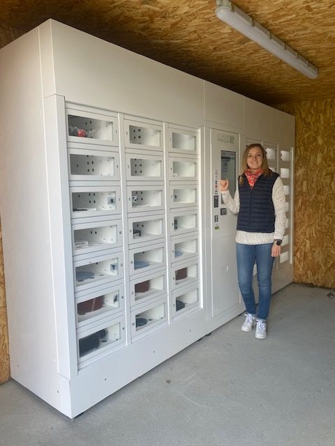 Coralie, gérante de LocalibR devant son point de vente annexe en casiers automatiques