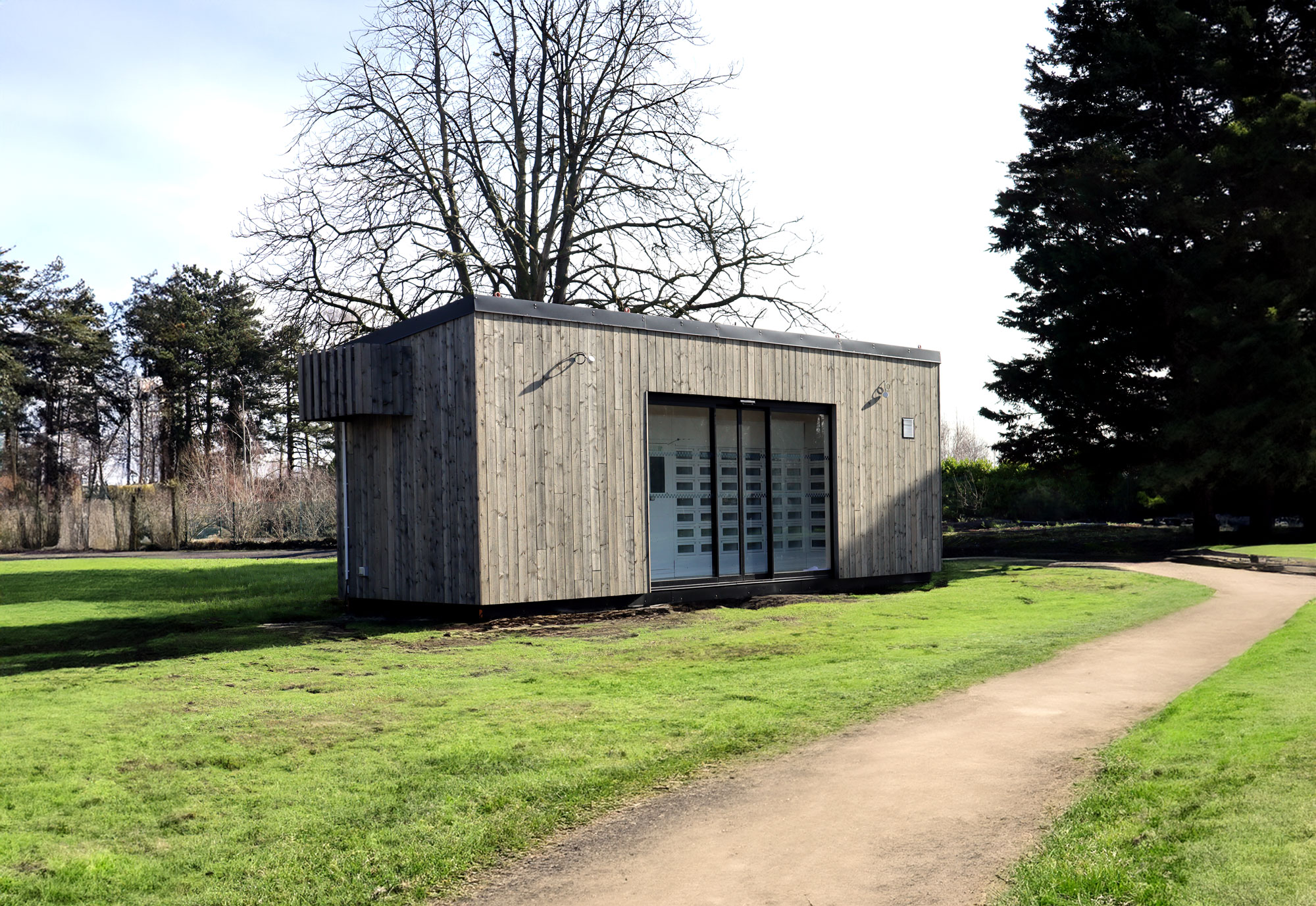 Bâtiment modulaire bois Le Casier Français de 20m2 accueillant un distributeur automatique chez l'un de nos clients