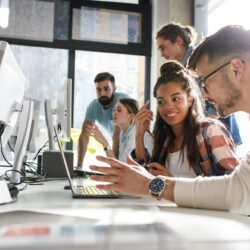 Salariés Le Casier Français travaillant ensemble autour d'ordinateurs sur les projets de distributeurs automatiques