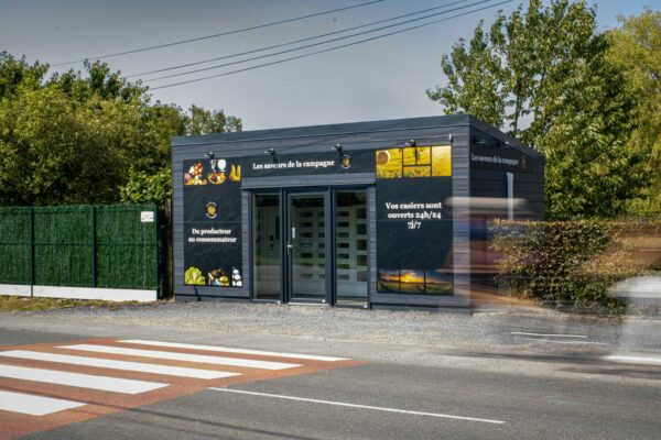 Photo de l'enseigne d'un client Le Casier Français avec un distributeur automatique proposant la vente directe de produits locaux