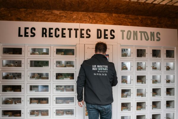L'un des gérants du distributeur automatique Les recettes des tontons en train de le réaprovisionner