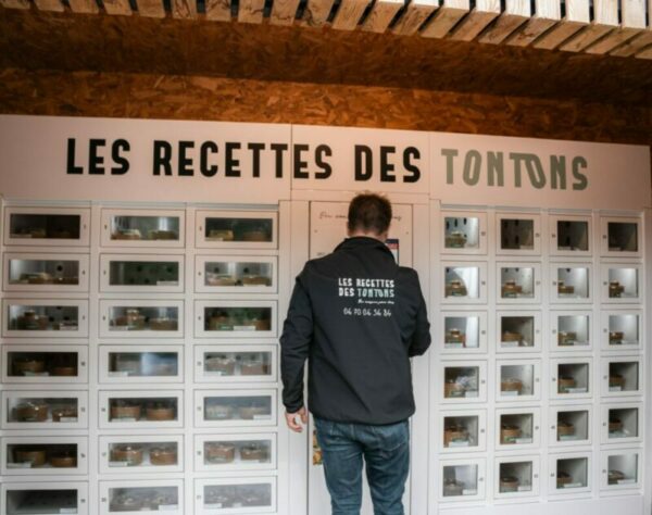 L'un des gérants du distributeur automatique Les recettes des tontons en train de le réaprovisionner