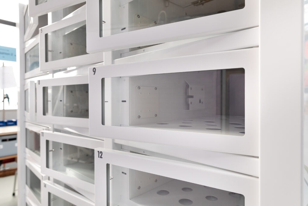 Distributeur automatique Le Casier Français blanc vide, portes ouvertes lors de la fabrication dans les ateliers des Hauts-de-France