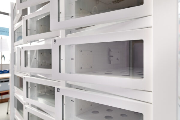 Distributeur automatique Le Casier Français blanc vide, portes ouvertes lors de la fabrication dans les ateliers des Hauts-de-France