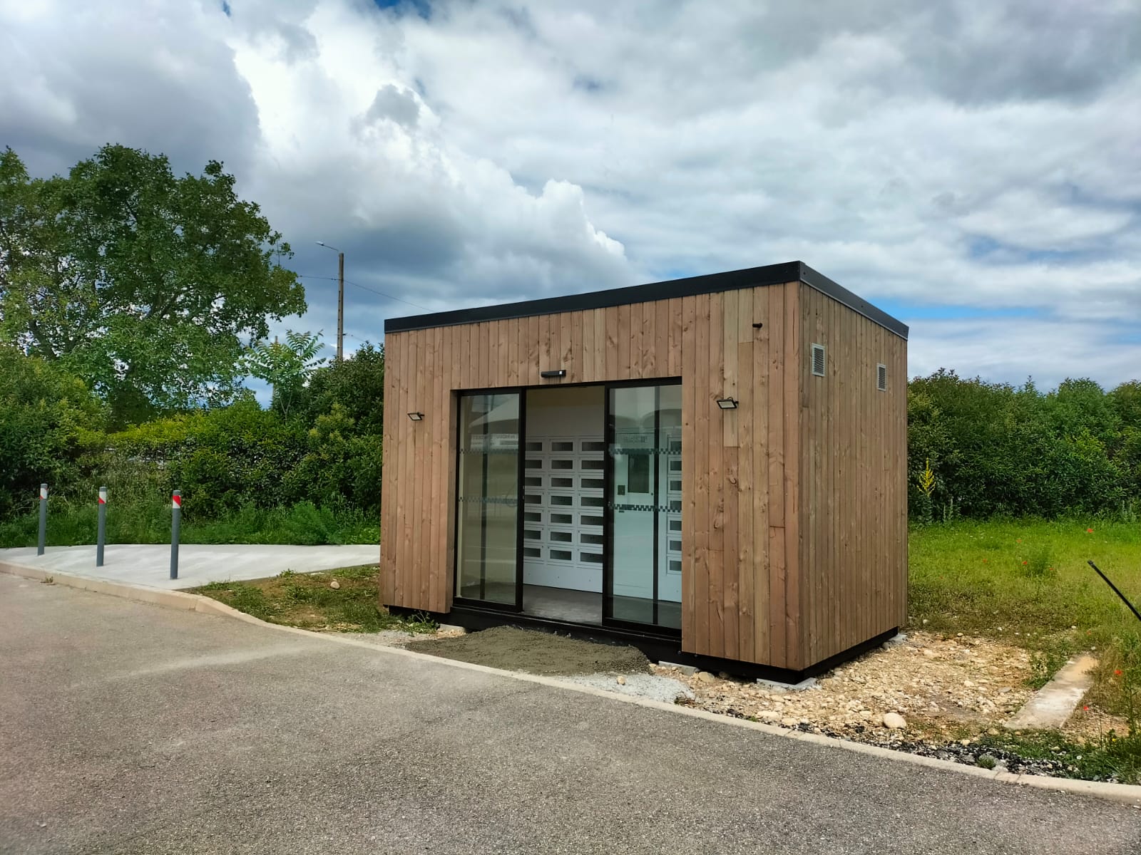 Photo d'un bâtiment modulaire en bois Le Casier Français chez un client pour créer un espace boutique autour de son distributeur automatique