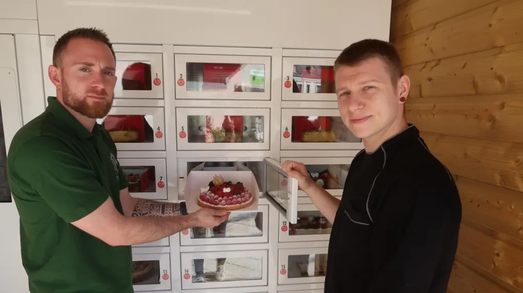 Les 2 associés de la pâtisserie HB devant leur distributeur automatique Le Casier Français