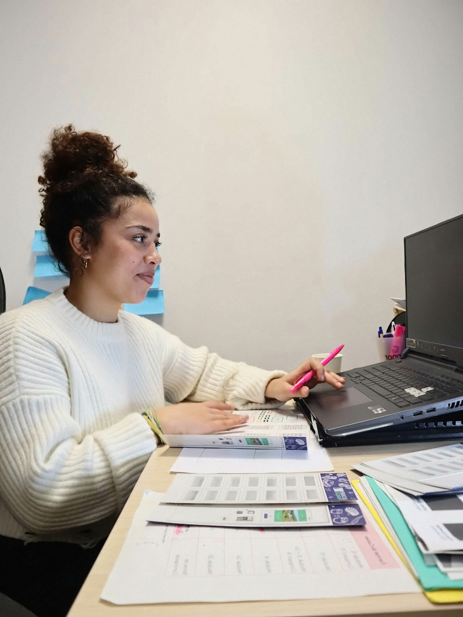 Graphiste Le Casier Français en train de travailler sur son ordinateur