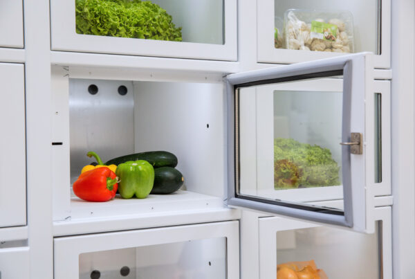 Porte ouverte d'un casier de distributeur automatique Le Casier Français avec des légumes à l'intérieur
