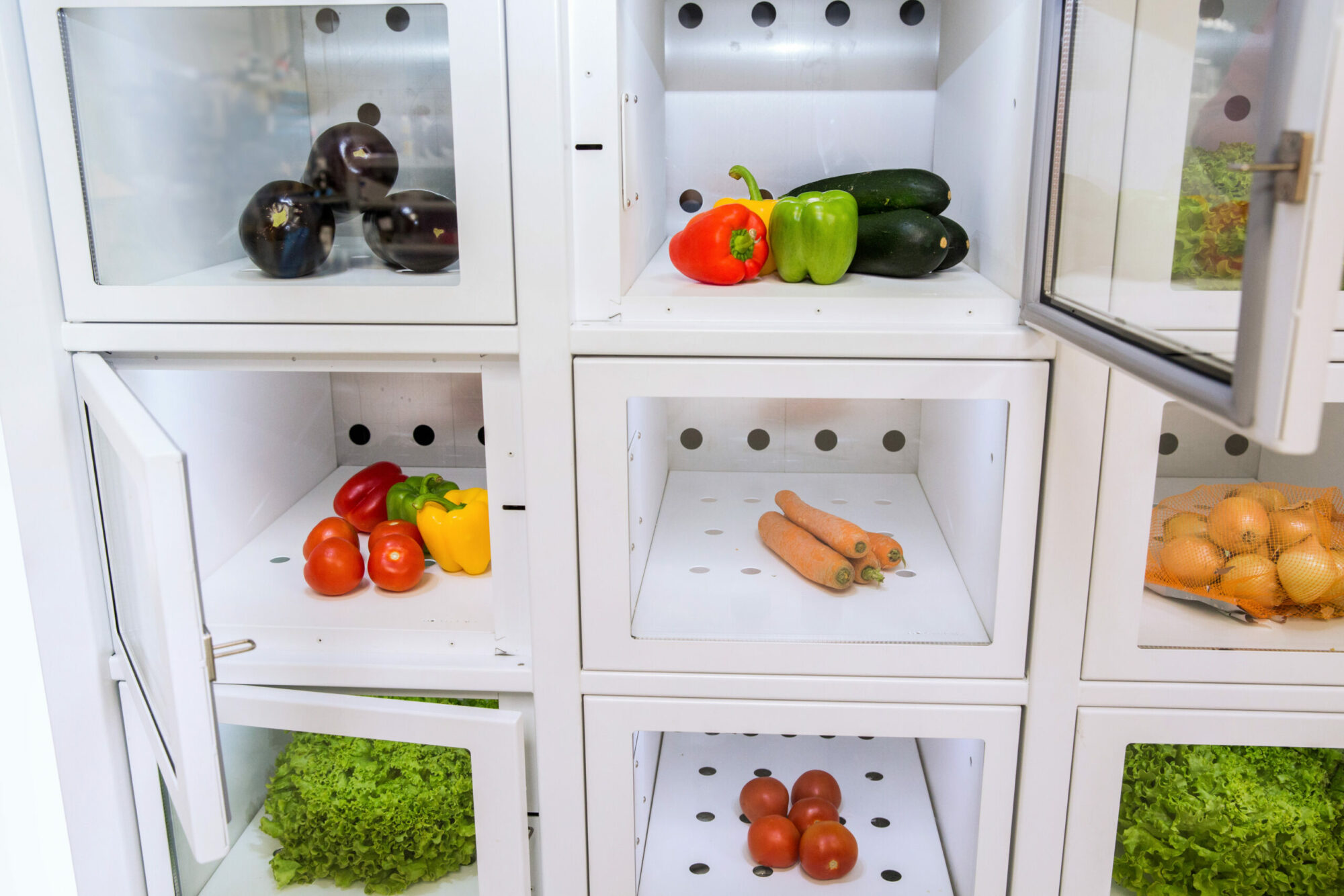 Distributeur automatique Le Casier Français de fruits et légumes : 2 portes ouvertes de casiers pour réception des produits