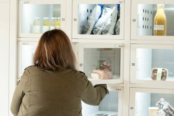 Cliente qui récupère son produit après achat dans nos casiers connectés