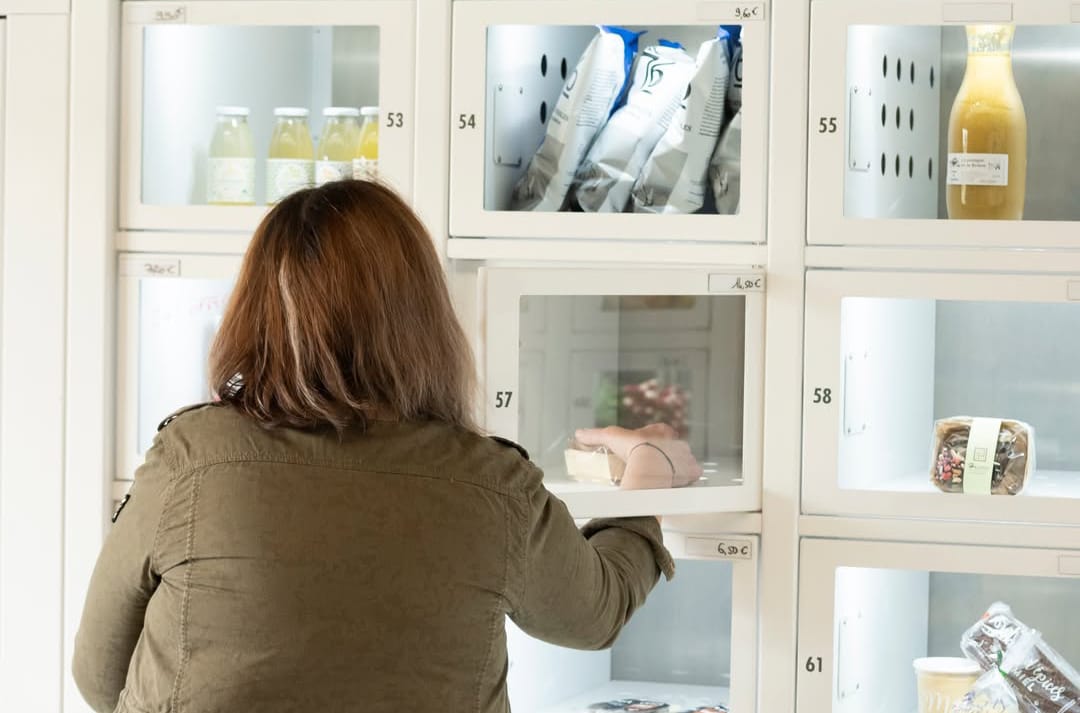 Cliente qui récupère son produit après achat dans nos casiers connectés