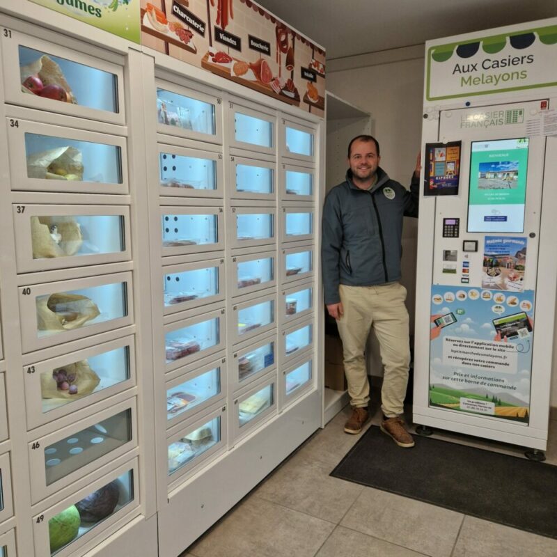 Mr Petit, posant devant ses casiers connectés