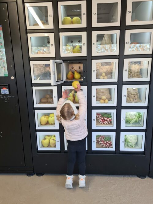 Enfant remplissant les casiers de la cabane du petit Jean