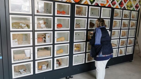 Un consommateur qui achète en circuit court dans un casier connecté