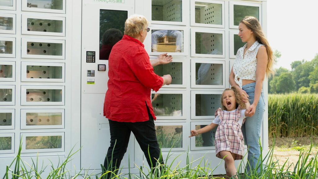 Distributeur automatique en campagne avec une productrice et des consommateurs