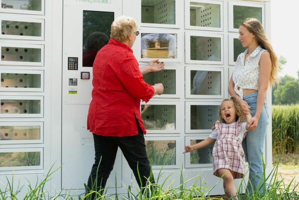 Distributeur automatique en campagne avec une productrice et des consommateurs