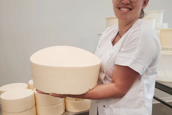 Justine dans le laboratoire de fromage pour vendre en libre service