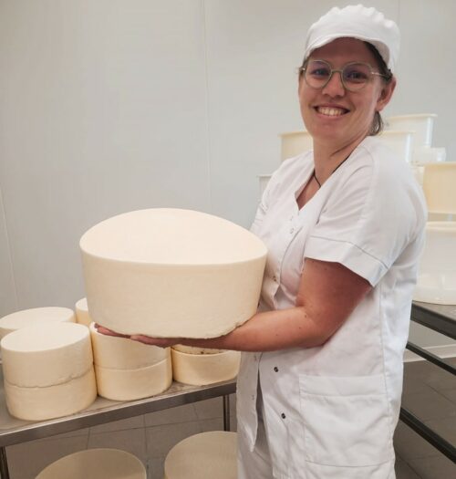 Justine dans le laboratoire de fromage pour vendre en libre service