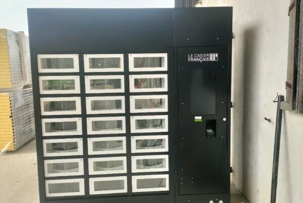 Distributeur automatique Le Casier Français en cours d'installation dans les Pyrénées-Atlantiques