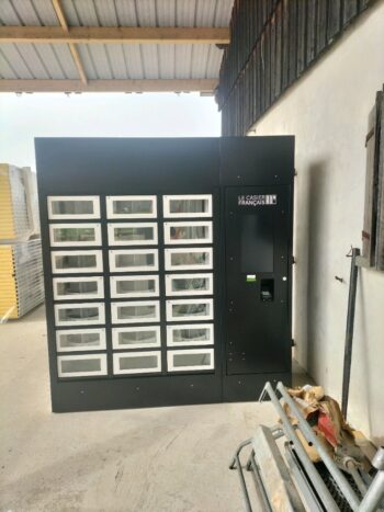 Distributeur automatique Le Casier Français en cours d'installation dans les Pyrénées-Atlantiques