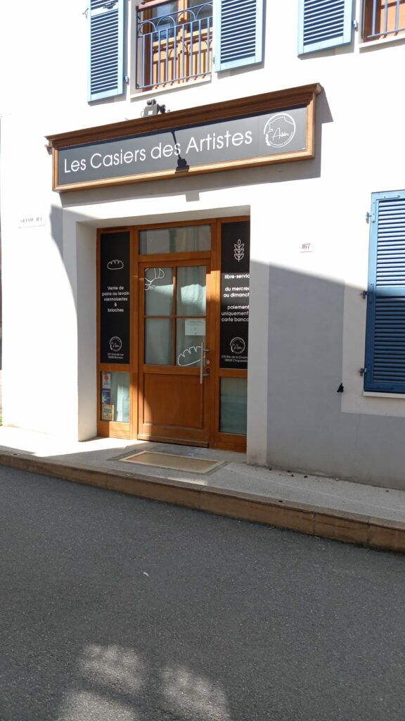 Devanture de la boulangerie connectée Le Casier des Artistes