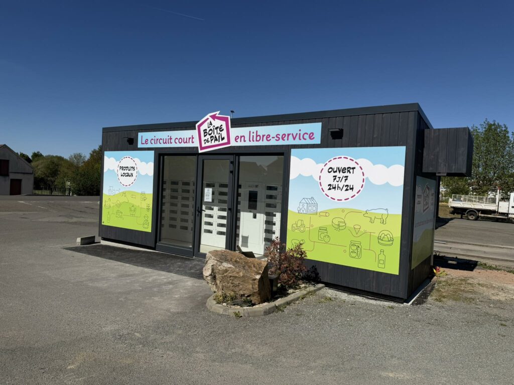 Bâtiment modulaire à l'enseigne La Boîte de Pail abritant des casiers connectés Le Casier Français