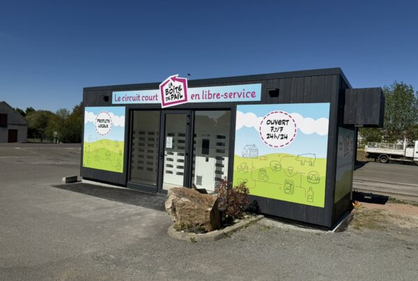 Bâtiment modulaire à l'enseigne La Boîte de Pail abritant des casiers connectés Le Casier Français