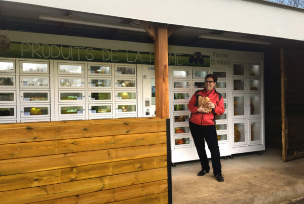 Fanny et son distributeur automatique de produits locaux