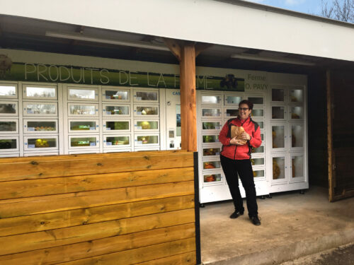 Fanny et son distributeur automatique de produits locaux