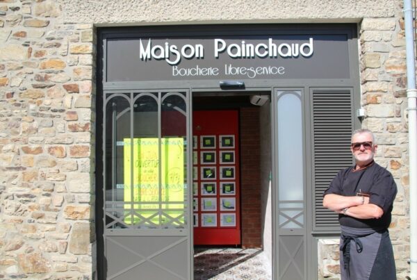 Jean Yves Painchaud devant sa boutique de distributeurs automatiques à viandes