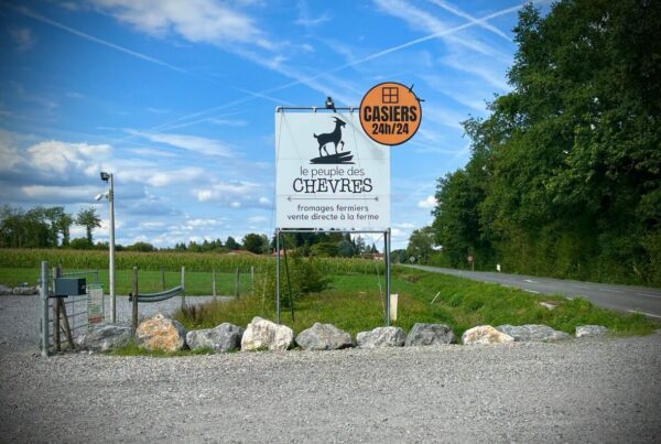 Panneau en bord de route indiquant la chèvrerie Le peuple des Chèvres