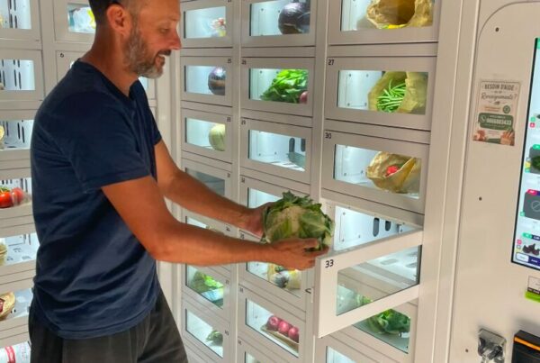Un exploitant recharge son casier de fruits et légumes