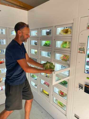 Un exploitant recharge son casier de fruits et légumes