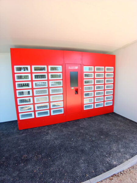 Casier automatique alimentaire rouge dans son bâtiment boutique