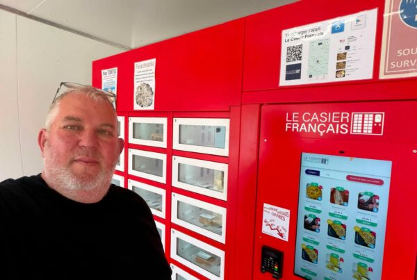 Le traiteur François de l'Ami Ben devant son casier automatique alimentaire