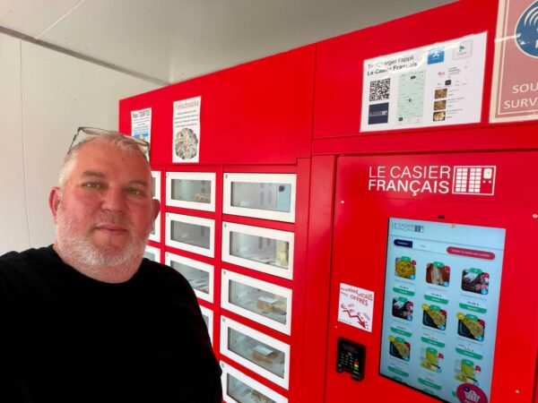 Le traiteur François de l'Ami Ben devant son casier automatique alimentaire