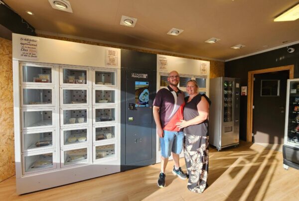 Le couple de traiteurs pose devant les casiers automatiques alimentaires