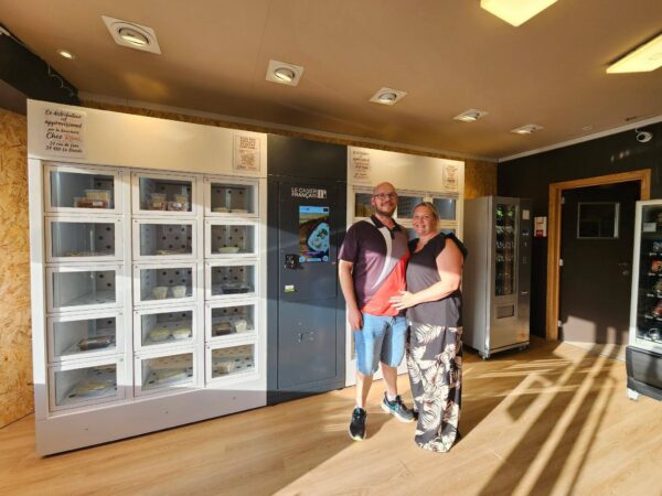Le couple de traiteurs pose devant les casiers automatiques alimentaires