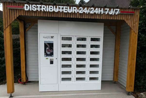 Casier automatique alimentaire installé sous un abri bois