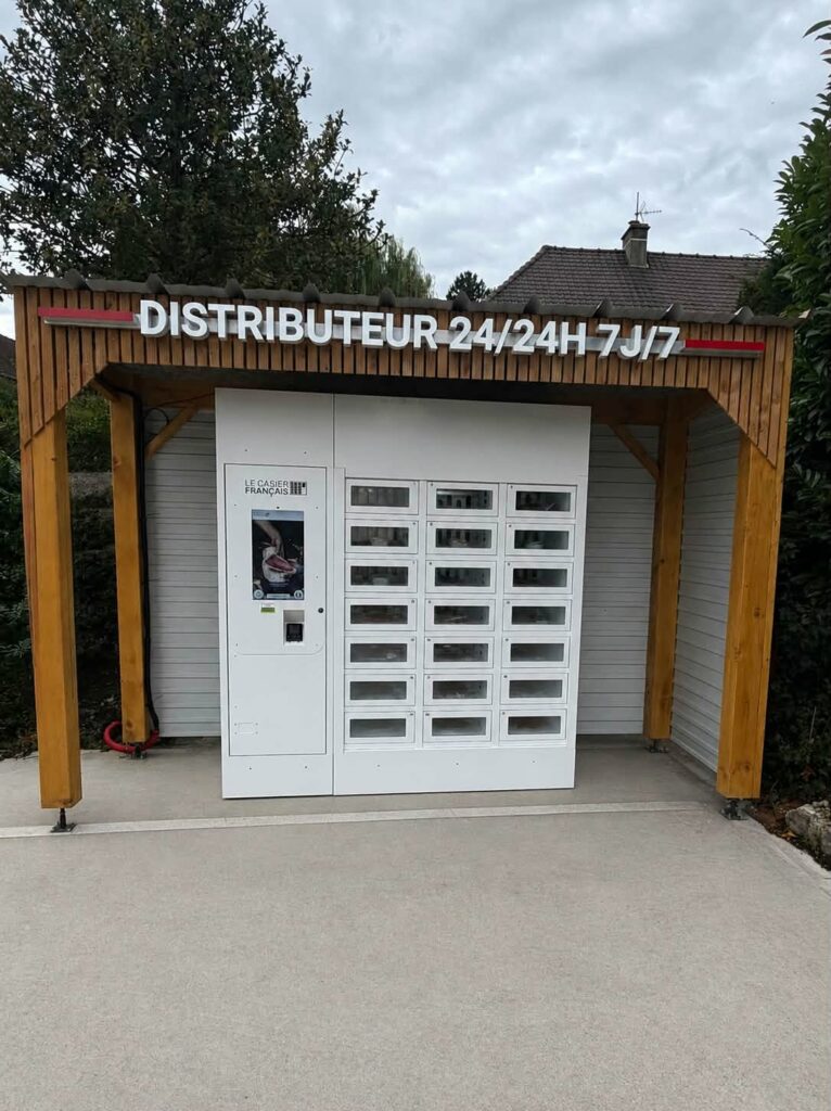 Casier automatique alimentaire installé sous un abri bois