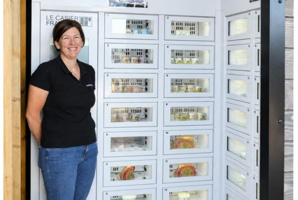 Ludivine Sibre pose devant son distributeur automatique de fromages - crédit Photo ANgélique Clavier