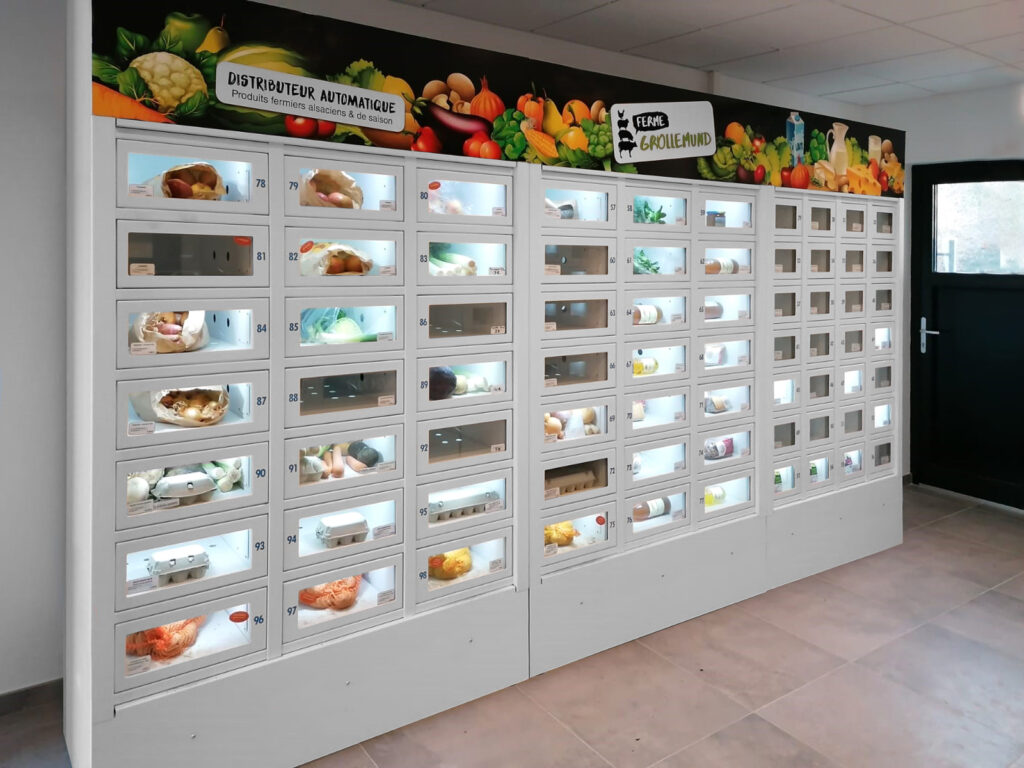 3 modules de casiers automatiques alimentaires vendant des produits de la ferme