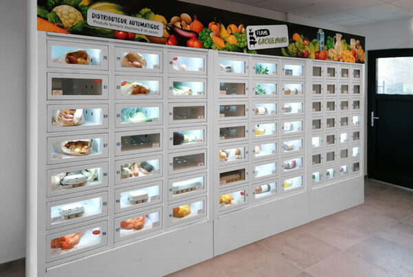 3 modules de casiers automatiques alimentaires vendant des produits de la ferme